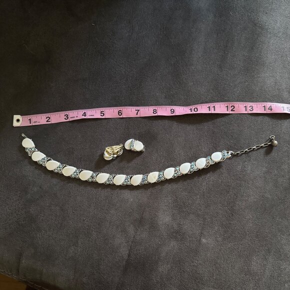 Vintage White Teardrop Necklace & Clip-On Earrings Set With Iridescent Rhineston - Picture 4 of 4